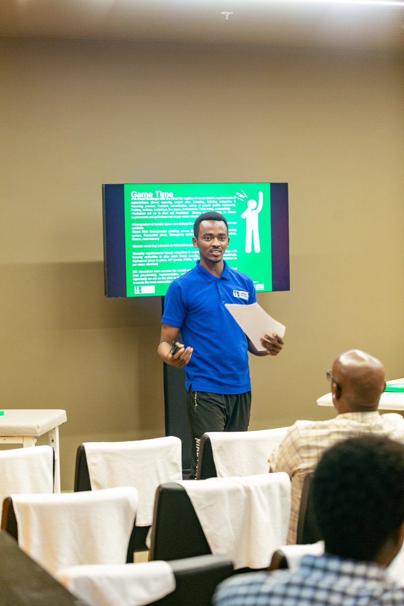 nziza_gilbert's tweet photo. Trying to use my Canadian prairies knowledge for my presentation but....but...anyway we move regardless 😄😄 

 #clientday https://t.co/ecABzqFvgF