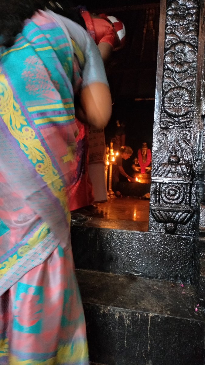 சபரிமலை போலவே வடிவமைப்பு கொண்ட ஐயப்பன் கோவில்!! ட்விஸ்ட்!!என்னன்னா ஆண்பெண் எல்லோரும் கருவறை போகலாம் சிலையை தொட்டு பூஜை செய்யலாம்!! 
~சாம்பவர்வடகரை, தென்காசி மாவட்டம்