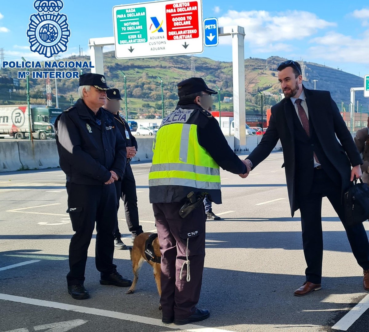 policia's tweet photo. La @policia ha recibido en #Zierbena (#Bizkaia) al máximo  representante de #Irlanda en materia de #seguridad 

El objetivo👉 reforzar la cooperación policial en los ferries Bilbao-Rosslare y poner en común protocolos de actuación en el control fronterizo de personas https://t.co/7cNQ4UmORb