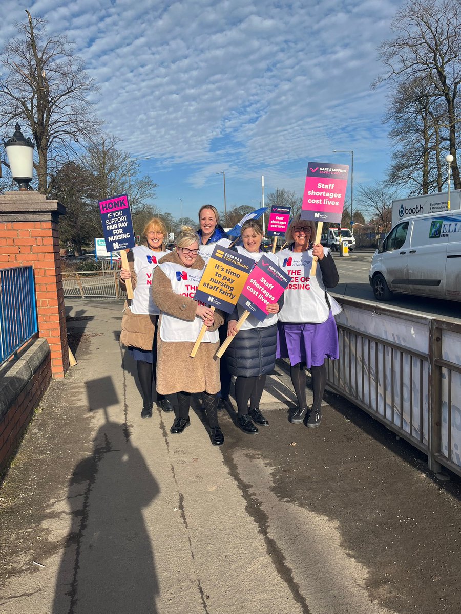 Managed to get to the picket line on our breaks this afternoon to a support the #StrikeAction @LouGill2005 @DNDTeam_Surgery @theRCN @RCNNorthWest #FairPayforNursing #PatientSafety #EnoughlsEnough #NHS @NHSuk #NursesStrike 🪧👏🏻👏🏻