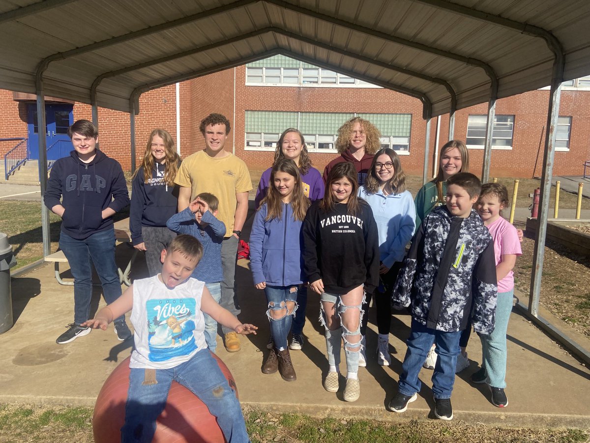 We love #mentoringmonday with our ⁦@DBYESclub⁩ buddies!! What a great way to start the week. ⁦<a href="/kcs__district/">Kingsport City Schools</a>⁩