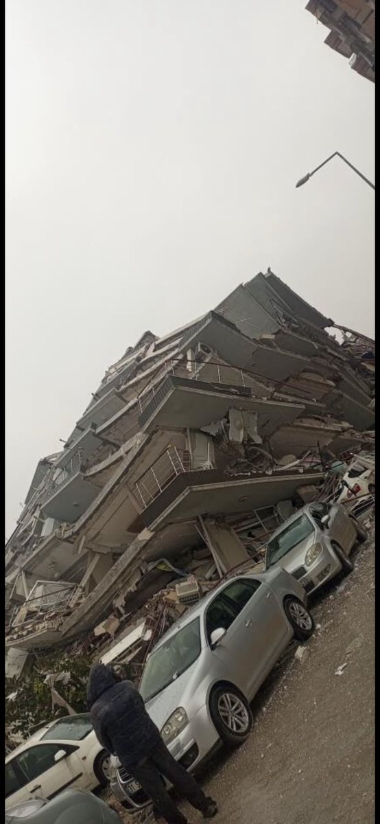 Kizil1Not's tweet photo. Hatay Odabaşı mahallesi, Akademi hastanesi karşısı, Akademi sitesi. Emrah Bayırlı, Annesi Hamami Bayırlı, eşi Gözde Bayırlı, ve çocukları Yasmin Bayırlı. Hâlâ enkaz altındalar yardım lütfen. #Hatayvaliligi #ahbaphatay #Ahbap #AFAD @haluklevent https://t.co/CInBeg0af2
