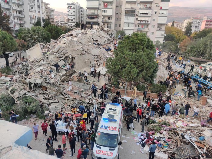 Il bilancio del terremoto tra la Turchia e la Siria mette i brividi. Tanta commozione per i due bambini estratti vivi dalle macerie dopo 12 di freddo Preghiamo perché possano essere ritrovate altre persone e intanto gli aiuti sono partiti anche dall’Italia

#Terremoto