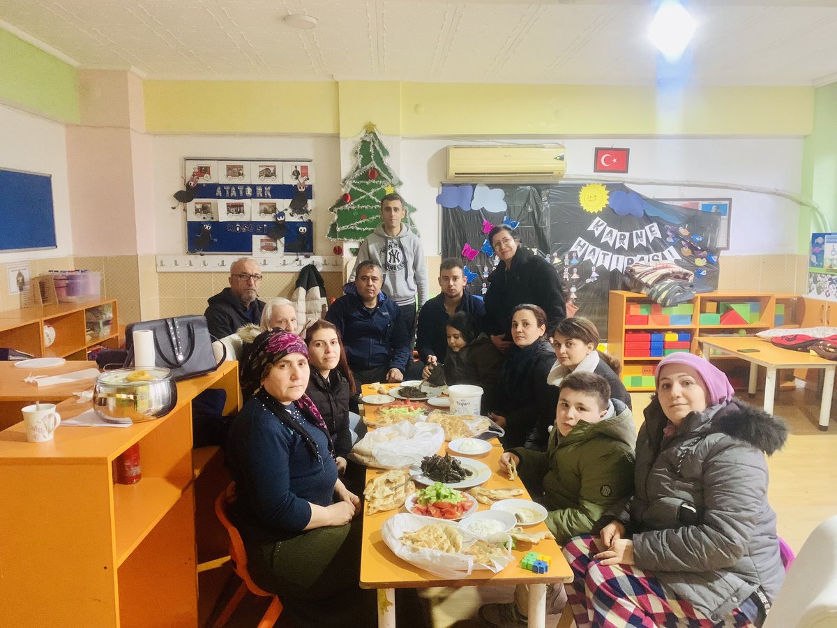 KozanogluLions's tweet photo. Hasta, yaşlı ve çocuklar başta olmak üzere vatandaşlarımızı sınıflarımıza yerleştirdik.

Geceyi birlikte geçireceğiz.

Acil durumda tahliye konusunda bilgilendirmelerimizi yaptık.

@kocakysr @uygarinal https://t.co/tik1nSWfhh