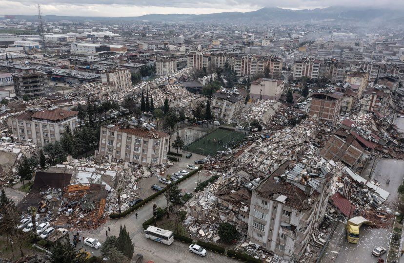 TemporadaCiclon's tweet photo. 🚨 BOLETÍN URGENTE 🚨

Total devastación en #Turquia 💔
El número de muertos aumentan a 2,800 😭; mientras que en #Siria, los muertos son de 1,200. 
#TerremotoTurquia https://t.co/TxL256csVv
