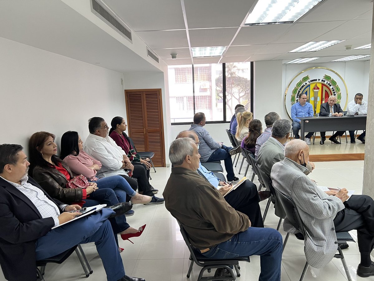 cleverlaraad's tweet photo. #6Feb | Iniciamos la semana con nuestra reunión habitual del CEN de #AcciónDemocrática, con presencia de nuestro Secretario General Nacional @adbernabe, Vicepresidente @SanchezFortoul, secretarios administrativos y políticos. https://t.co/5rglr48ZMV