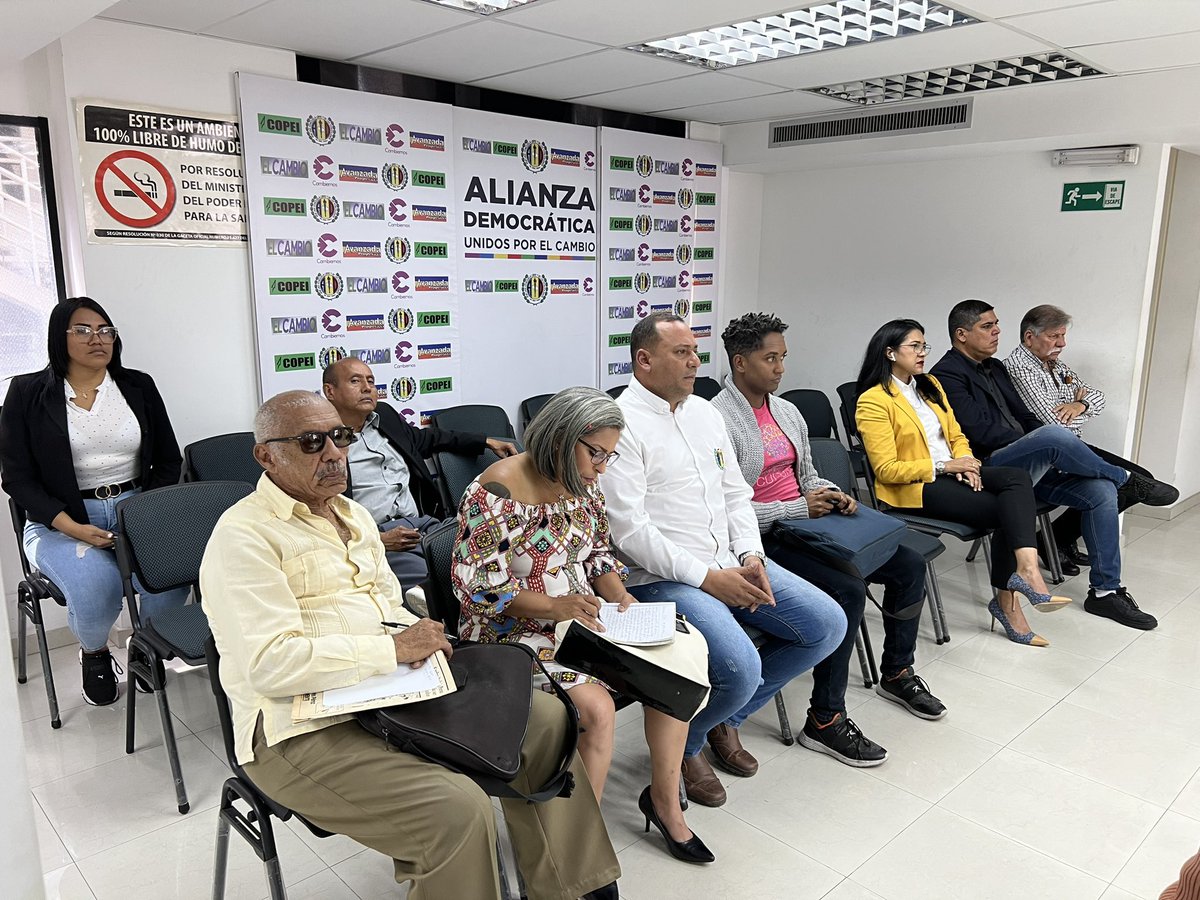 cleverlaraad's tweet photo. #6Feb | Iniciamos la semana con nuestra reunión habitual del CEN de #AcciónDemocrática, con presencia de nuestro Secretario General Nacional @adbernabe, Vicepresidente @SanchezFortoul, secretarios administrativos y políticos. https://t.co/5rglr48ZMV
