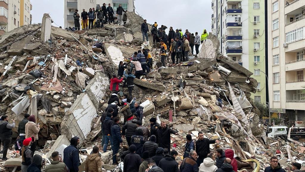 loeyfeed's tweet image. i’m so sorry i came here just to ask for help but i’m crying while writing these twts. two big earthquakes destroyed TEN CITIES in my country, turkiye. there’s still hundreds of people under the debris. besides it’s so cold here and people don’t have shelter, blanket or food.