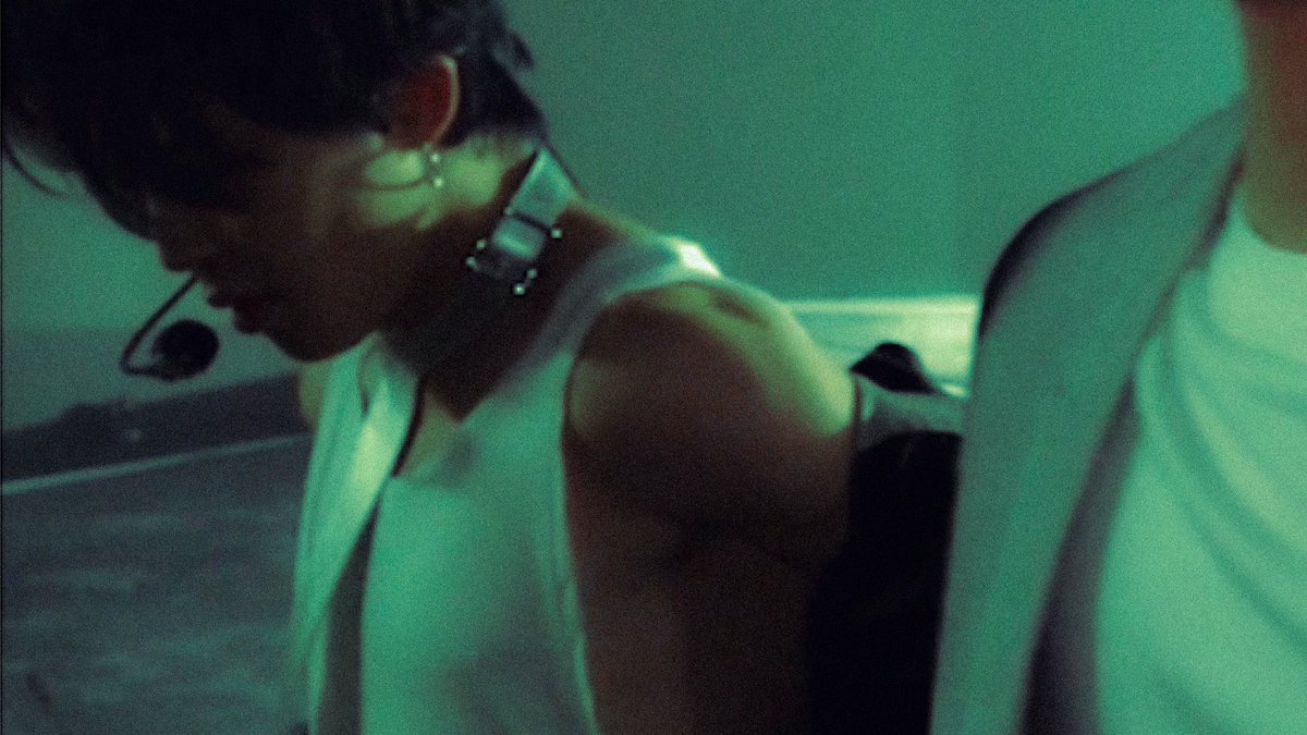 librafolders's tweet photo. jimin, absolutely stunning. https://t.co/a597Y7kn22