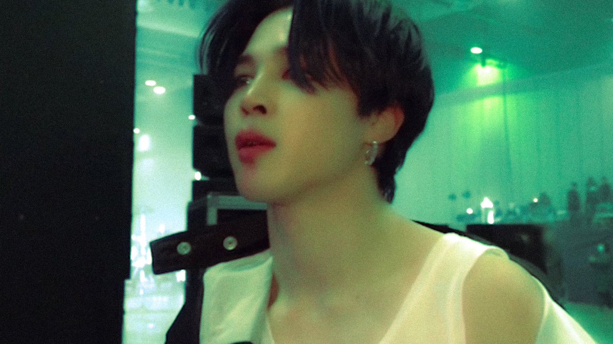 librafolders's tweet photo. jimin, absolutely stunning. https://t.co/a597Y7kn22