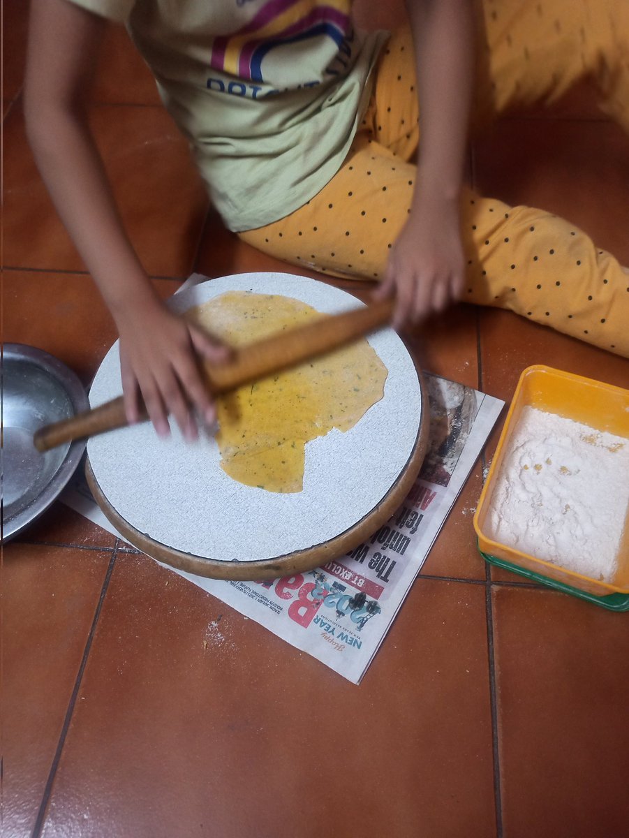 Rohinips1's tweet photo. Most tastiest dal roti that I had today for dinner. My daughter offered to make right from rolling to roasting. 😊
#daughterlove #loveforcooking https://t.co/Z6L9o6fMB2