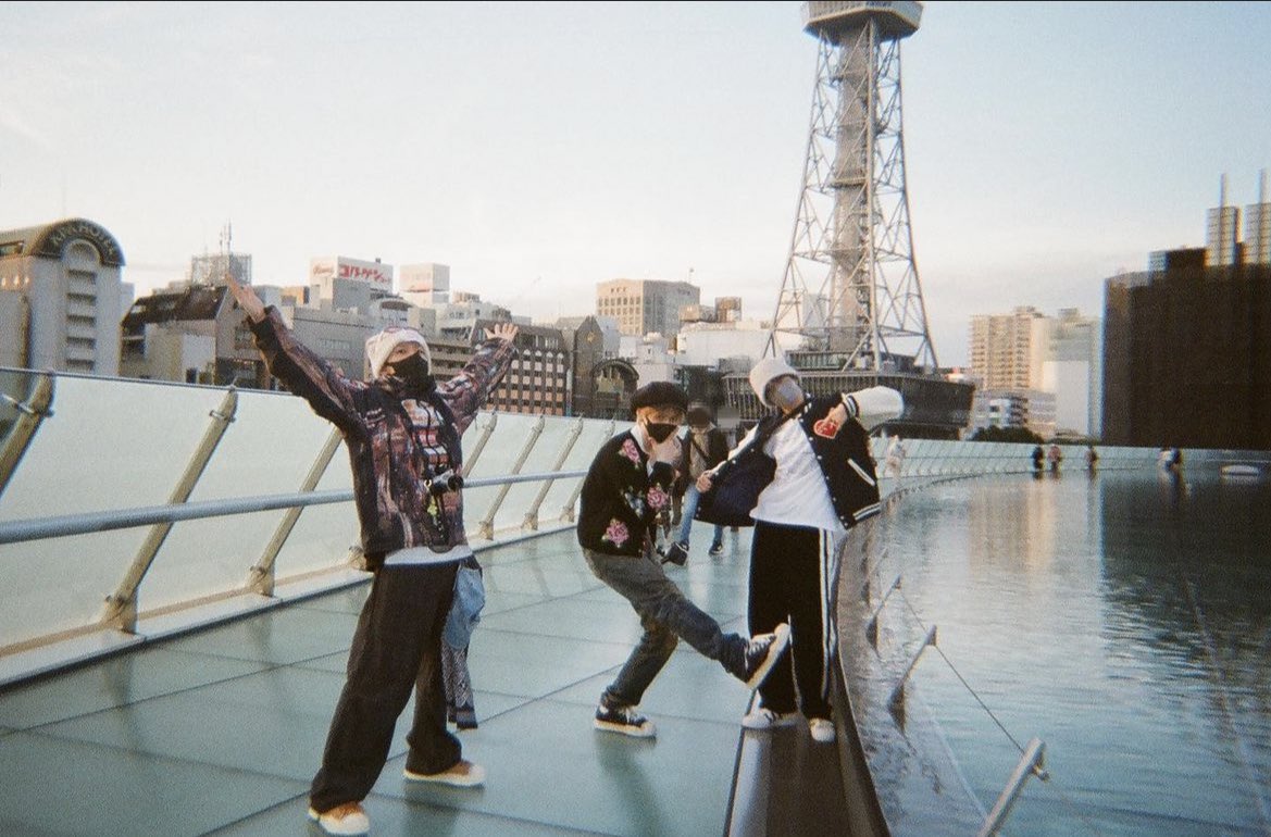 jvehyuk's tweet photo. We were basking in the sunshine and catching some rays while we swayed in the air. https://t.co/0MmlrrUWYx