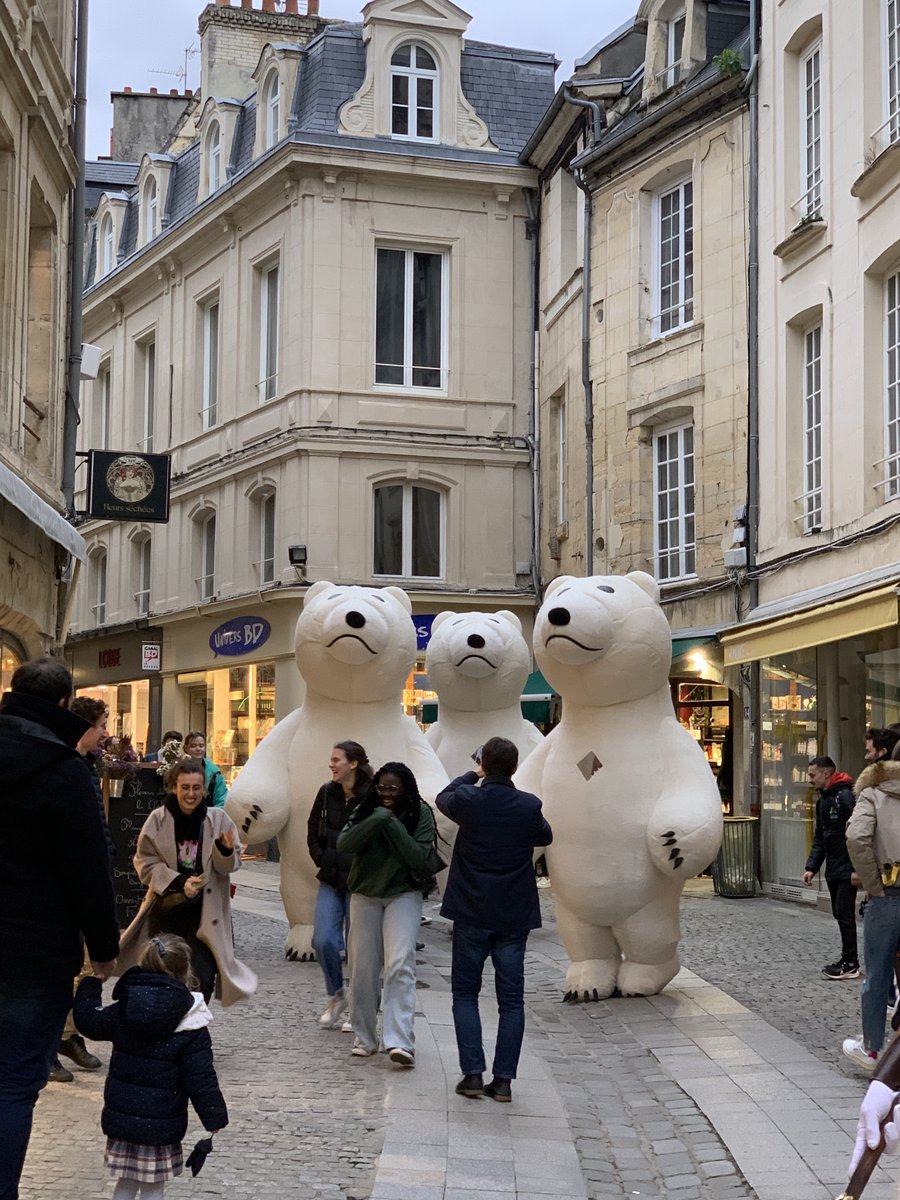 Vitrinesdecaen's tweet photo. Les Vitrines de Caen souhaite remercier toutes les personnes présentes à la Braderie ce weekend, c’était un réel plaisir d’organiser cet événement.

On espère que les animations vous ont plu et que vous avez passé un bon moment 😀

#caen #braderie #vitrinesdecaen #commerçants https://t.co/4mb2ubYDjZ