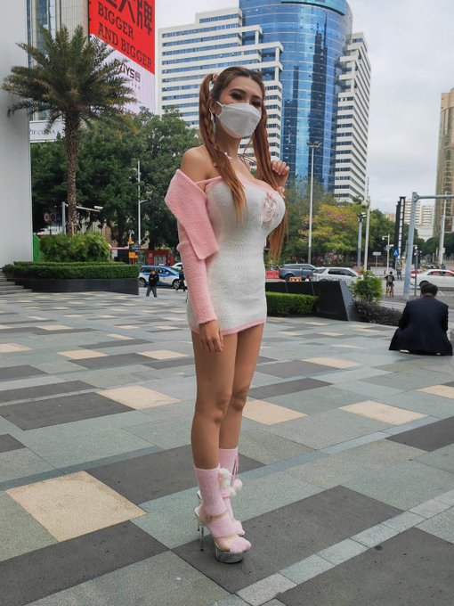 Coffee and a cookie  I've found 2-4pm is really the sweet spot these days, a late lunch in a business