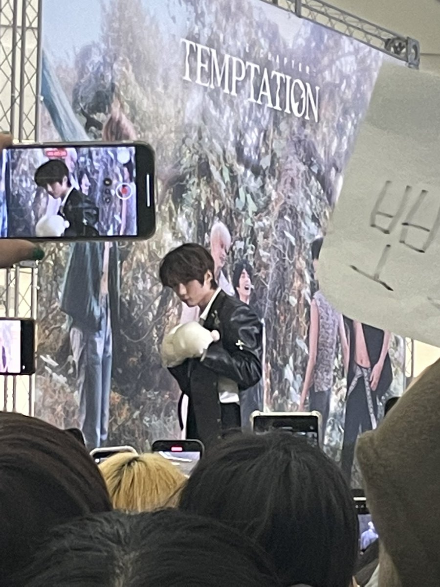 moongbatmoong's tweet photo. 기차놓칠까봐 눈물머금고 뛰쳐나가다 범규 부리내밀고 있길래 냅다 찍었는데 밤밤펀치 중이였구낭….🥹 정말 아기다…🧸 https://t.co/ZQPtl32WdG