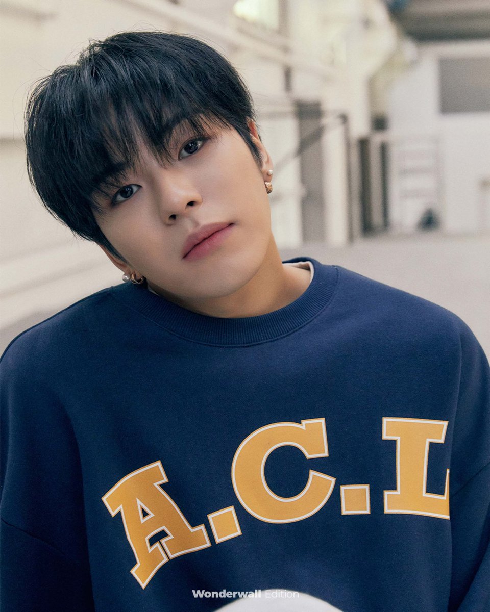 jvehyuk's tweet photo. A glance that raise flash back to me of the enchantment of Wonderwall in the Midwinter. Putting on a blue sweater, my youthful genes attract the enthrallment of every sentient being. Due to the sheer radiant passion I feel, my mouth are blisteringly coppery red of healthy hue. https://t.co/o974HpVbOF