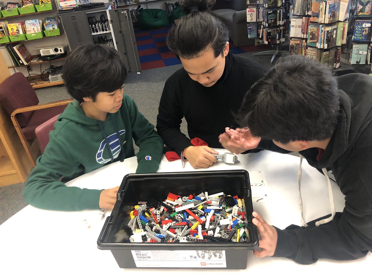 inthavaly's tweet photo. Build your own robot - wrapping up structures and simple machines! 🤖 @FaywoodABC @LC2_TDSB #tdsb https://t.co/HvBtgNcLed