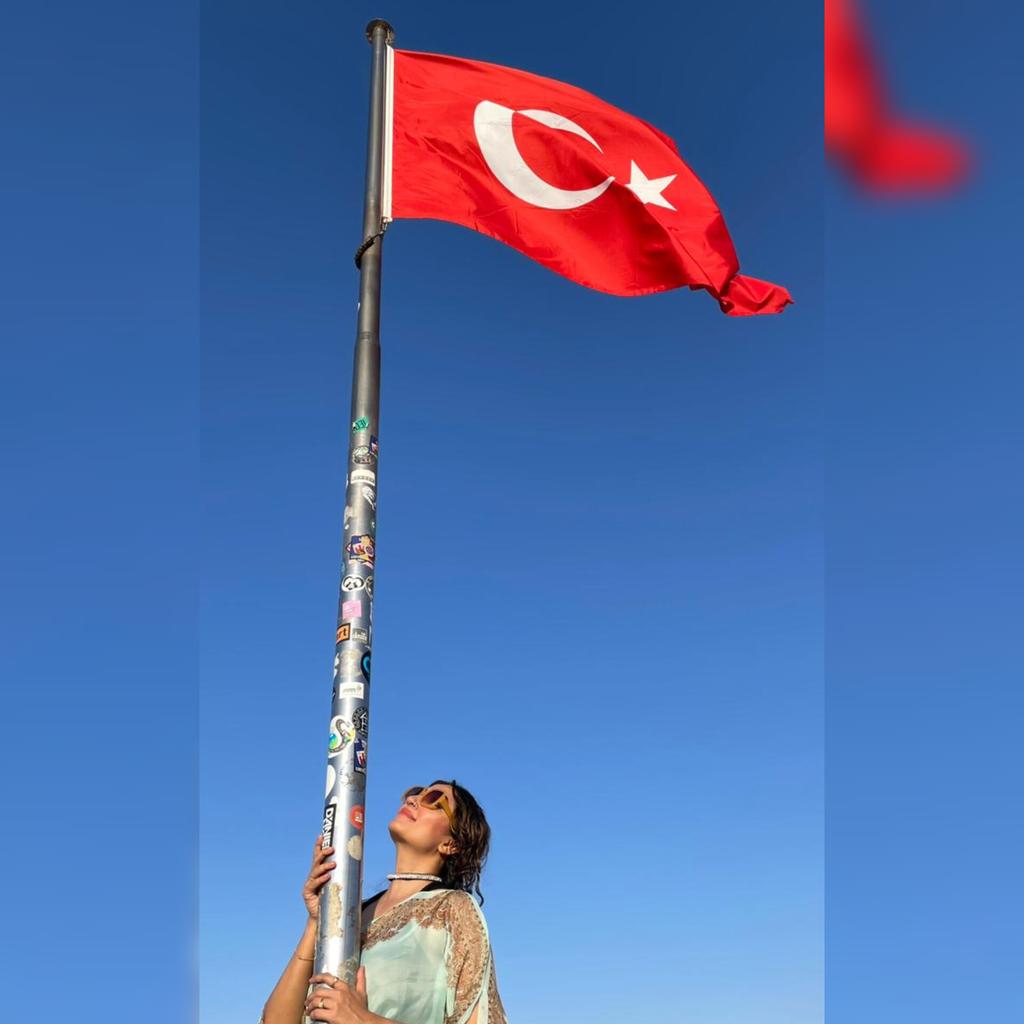PallaviTheActor's tweet photo. Had recently visited the beautiful Turkey and came across so many Syrian refugees too... My prayers for these two countries that are now going through such a calamity 🙏.
#turkeyearthquake #syriaearthquake #prayers #love https://t.co/7lwhNZwbsy