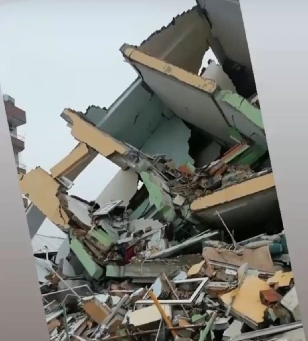 pembeoltulu's tweet photo. #earthquakeinturkey 1/2 I am sooo sorry. My country was destroyed by a very big earthquake.  In many of our cities in the southeast, there was great destruction with a severe earthquake.  We have people under the wreckage.  my country and our people need help. 
#pathtwitter https://t.co/3XGVTNdmR8