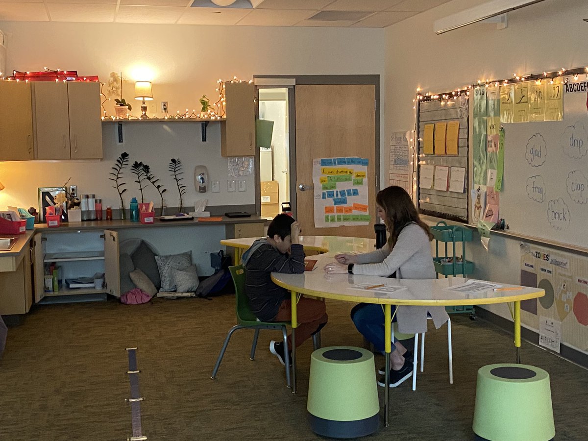 FCPSmsmyersEL's tweet photo. School visit to @BRESblazers to see phenomenal personalized instruction by @MsHoltz_ and Mrs. Brown! Individual playlists were used to tailor to each students exact learning needs! The learning lab environment is unbelievably calm, inviting, &amp; warm! Lights, plants, &amp; music are 👌🏻 https://t.co/xnGMLZAIYA
