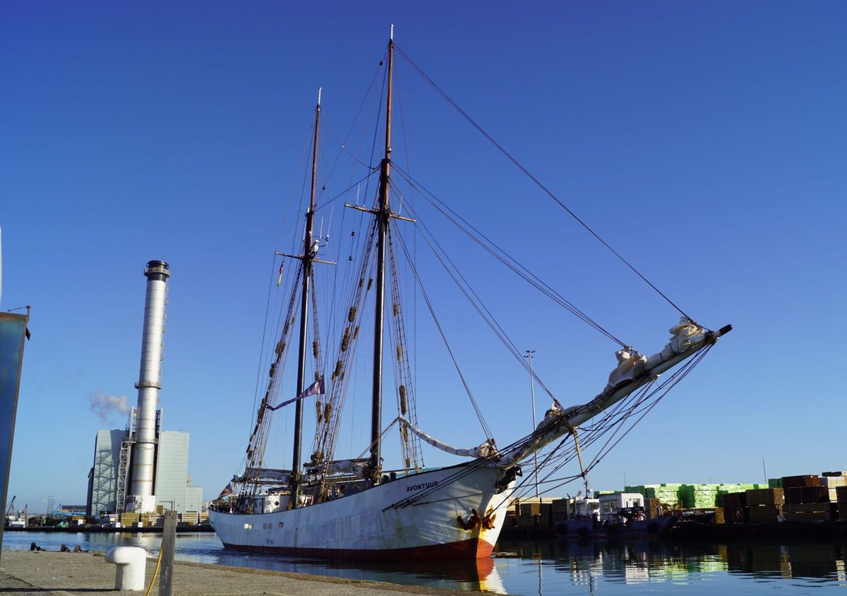 shoreham_port's tweet photo. Today we're excited to welcome Avontuur to Shoreham Port; the 103-year-old Dutch schooner transporting #CargoUnderSail to model a clean shipping future. @timbercoastcrew @RRltdWine #ShipBySail #RethinkShipping https://t.co/N8j2HTF4EN
