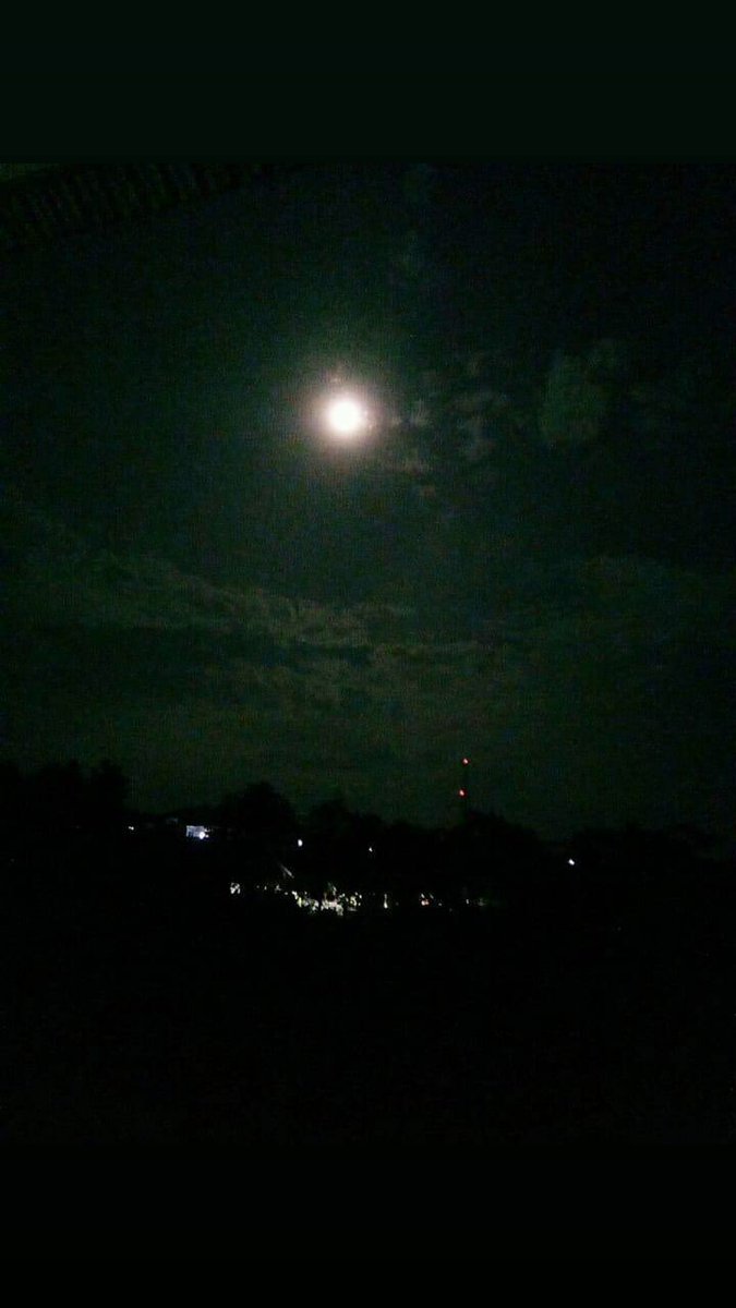 venus_space13's tweet photo. Senyaman itu kiat bulan tengah mlm sdrian di lantai 2 FYi dlu aku ngkos di tmpt yg sngt sepi bnyngkn dalam 1 gedung itu yg terisi hanya 4 kamar aku kmr pling pojok lantai 2 https://t.co/lE86DC1Zjp