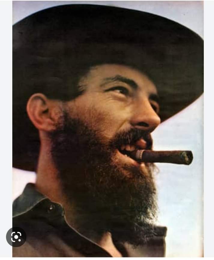 Evocamos al Comandante Camilo Cienfuegos, al señor de la Vanguardia en el 91 Aniversario de su natalicio, su legado vive en las actuales y futuras generaciones de cubanos. 
#EducaciónManzanillo 
#SomosContinuidad
#CamiloCienfuegos