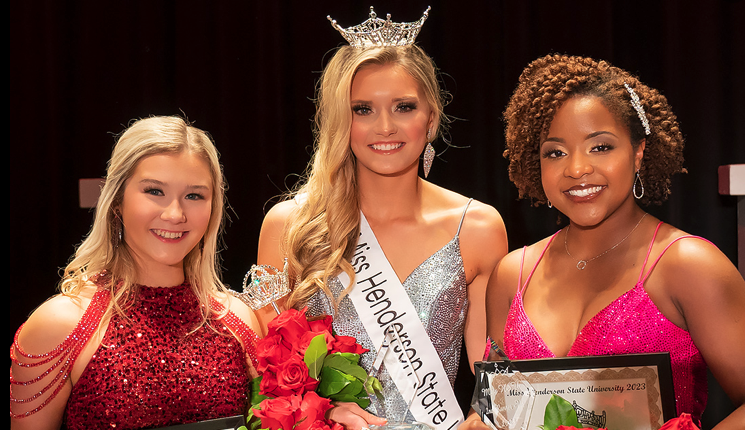 HendersonStateU's tweet photo. Congratulations to Gabriella Tidwell, who was crowned Miss HSU Sunday evening! Felicity Frushour was named first runner-up, and Kayla Fite was second runner-up. https://t.co/LFZDqPyhvW