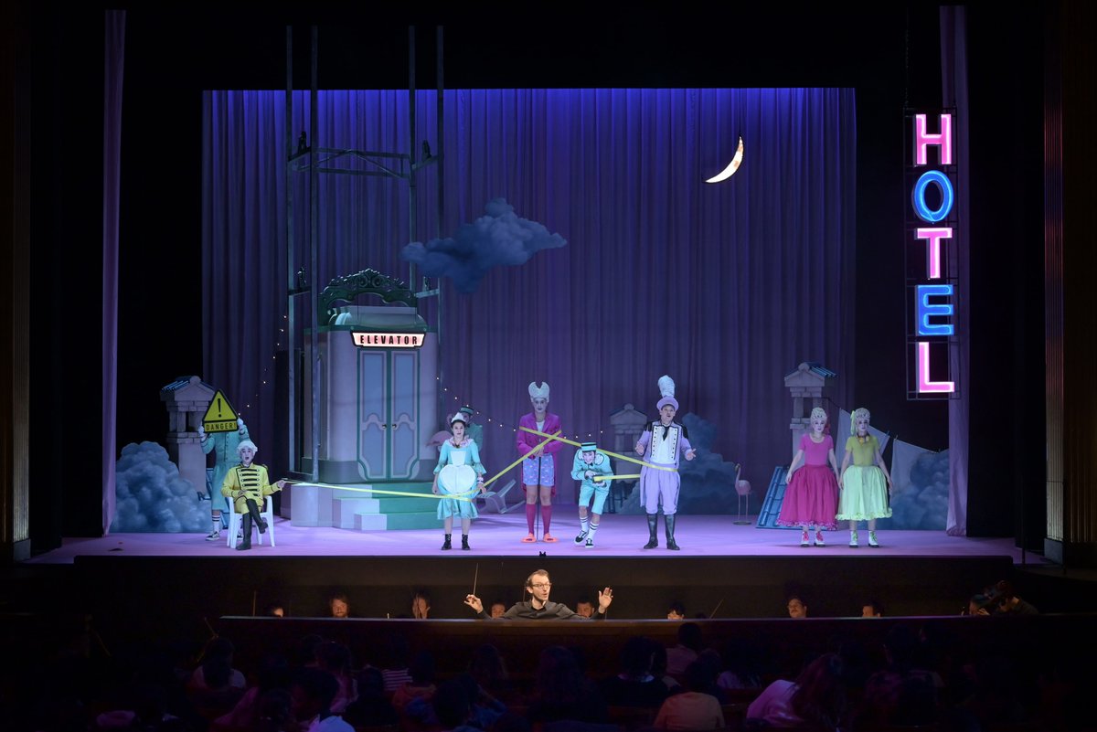 caissedesdepots's tweet photo. #MecenatCDC
"Une Cenerentola" de Gioachino Rossini, l'opéra participatif de @TCEOPERA destiné aux jeunes qui permet de faire découvrir les codes de l’opéra grâce à une participation active des élèves, qui chantent une partie des airs.🎶

Pour en savoir + 👉https://t.co/hiB6khlBTD https://t.co/SfF1Mw4Cgm
