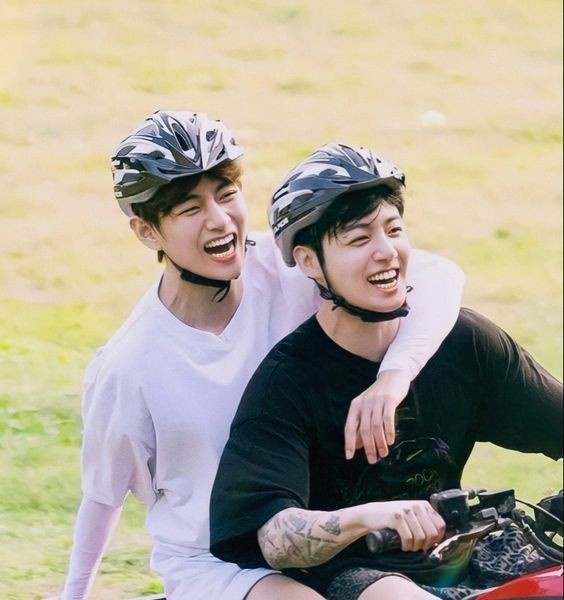 elyeoung's tweet photo. au Taekook ABO | Fake Boyfriend

Taehyung e Jungkook eram melhores amigos no fundamental, porém algumas novas amizades fizeram eles se afastar. Agora, Taehyung precisa de alguém para fingir ser seu namorado e ele não consegue pensar em ninguém que o conheça mais. https://t.co/JJ2rKmyuLi