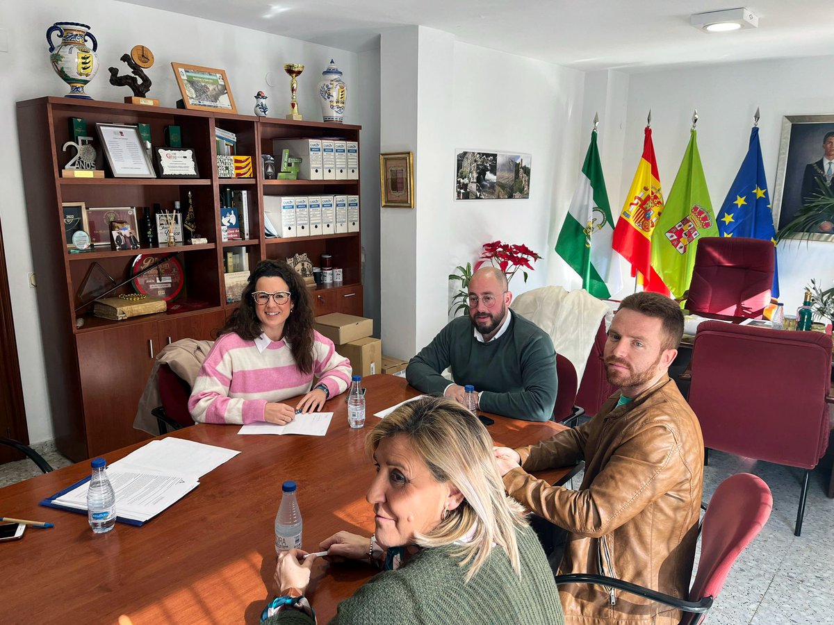 Visita de nuestra responsable del #IAJJaén, <a href="/anagonzalez710/">Ana González</a>, a su pueblo natal: #Bedmar 💚

Desde el #IAJ y junto al Ayto trabajaremos juntos para dinamizar a los jóvenes, trabajando también por el mundo rural y las oportunidades que ofrece dentro de nuestras líneas de trabajo 💪🏾
