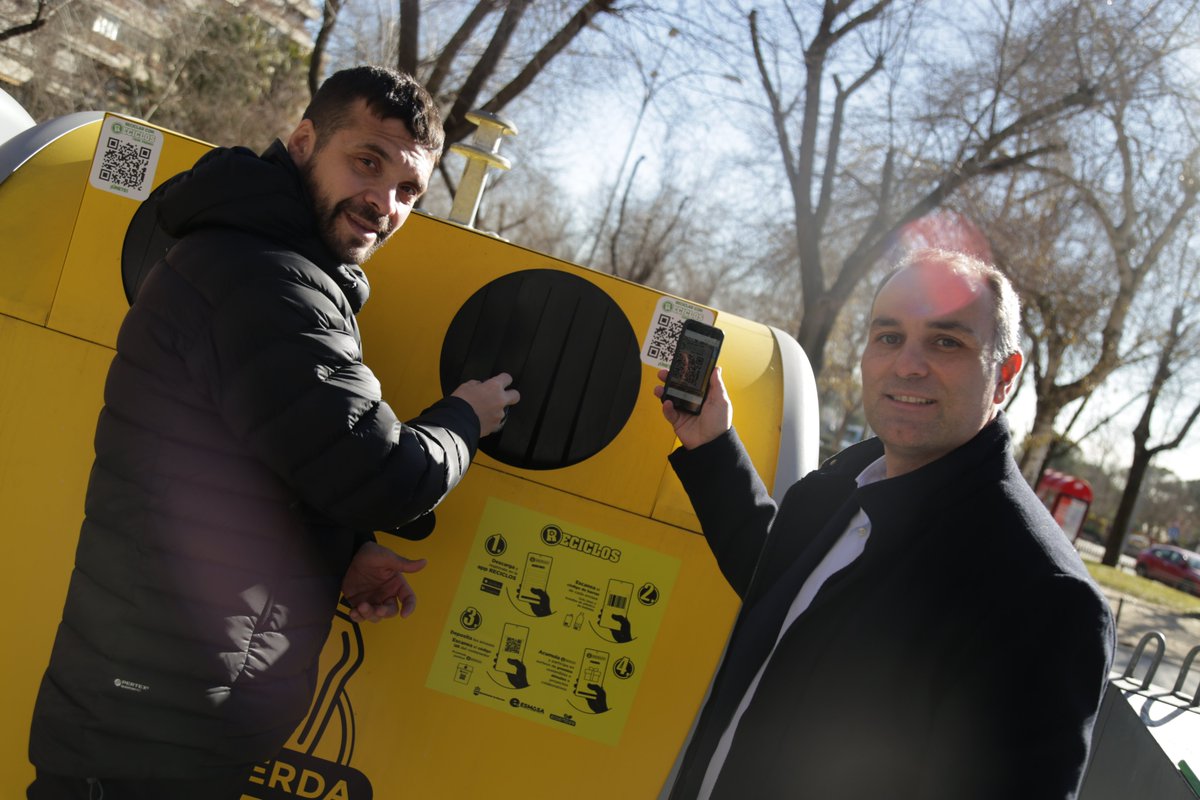 JCarlosArranz's tweet photo. El proyecto #RECICLOS llega a #Alcorcón! A partir de ahora los ciudadanos del municipio pueden conseguir recompensas por reciclar sus latas y botellas de plásticos de bebidas en el contenedor amarillo  @ecoembes https://t.co/yrygIbvIra