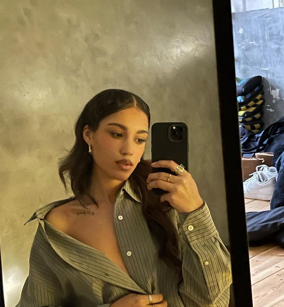 thank u so much to everyone who’s already listening to masterpiece, it may seem so small to some but i can’t believe she’s already had 3000 streams in 24 hours just on spotify!! keep listening, sending, sharing, dancing, and tell a friend to tell a friend. big love 💛