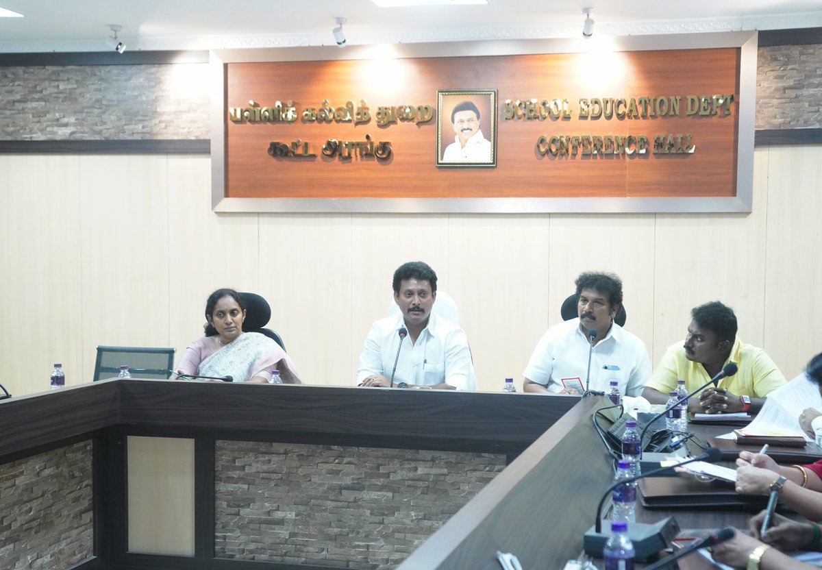 NarayananVks's tweet photo. நாமக்கல் கவிஞர் மாளிகையில் இன்று #Feb06 எனது தலைமையில்
பள்ளி சாரா மற்றும் வயது வந்தோர் கல்வி இயக்ககம், தமிழ்நாடு எழுத்தறிவு முனைப்பு ஆணையத்தின் ஆணைய மன்ற குழு மற்றும் செயற்குழு கூட்டம் நடைபெற்றது. https://t.co/4jYBypXAL8 https://t.co/6bryf2F46S