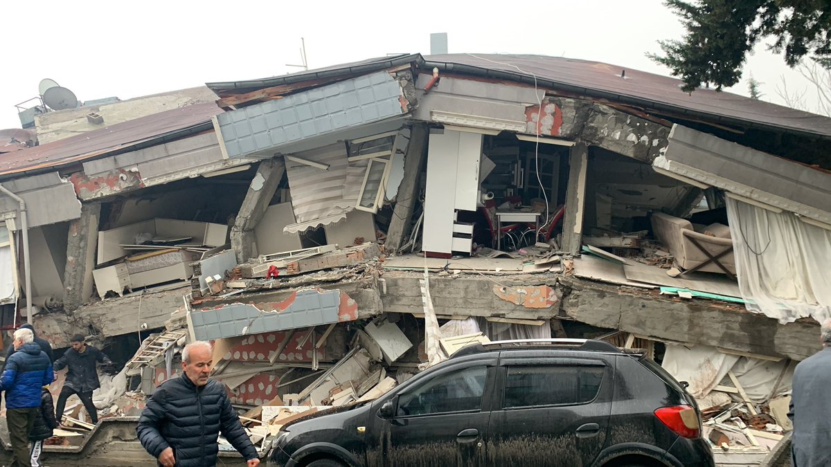 Abimler enkazda kaldı 17 saat oldu daha bir afad ekibi hiçbir yardım gelmedi . Nerde müdahale ediyorlar #deprem Alitaşı mah 1219 sok no6 şafak apartmanı kat 1 daire 3 Adıyaman merkez Mehmet Akıncı . Hiçbir yardım gelmedi sesleri vardı şimdi duymuyoruz