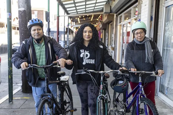 vlourbano's tweet photo. Para las familias de bajos ingresos, andar en bicicleta no es recreación, “es supervivencia". 👨‍👩‍👧 “Como familia de inmigrantes mexicano-americanos, somos orgullosos propietarios de tres vehículos que caben en el pasillo de nuestra humilde morada”. ✨🚲✨ https://t.co/Ah5xET0sqO https://t.co/kspjNWwMfR