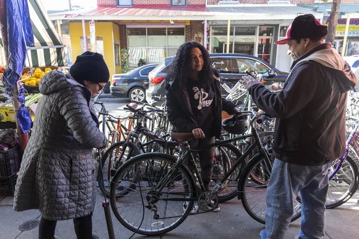 vlourbano's tweet photo. Para las familias de bajos ingresos, andar en bicicleta no es recreación, “es supervivencia". 👨‍👩‍👧 “Como familia de inmigrantes mexicano-americanos, somos orgullosos propietarios de tres vehículos que caben en el pasillo de nuestra humilde morada”. ✨🚲✨ https://t.co/Ah5xET0sqO https://t.co/kspjNWwMfR