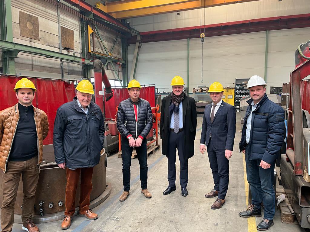 JoAnnesdeBat's tweet image. Bezoek met de commissaris aan Fundex Equipment in Middelburg. 

Gesproken over de overname en positieve rol vanuit de Zeeuwse fondsen. En over de doorontwikkeling van de enorme (en ook kleine) machines die funderingen boren. Meer duurzaam en emissieloos.

#Zeeland #MKB #fundering