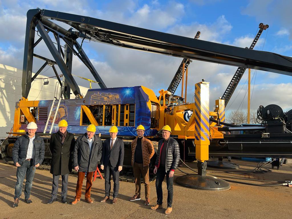 JoAnnesdeBat's tweet image. Bezoek met de commissaris aan Fundex Equipment in Middelburg. 

Gesproken over de overname en positieve rol vanuit de Zeeuwse fondsen. En over de doorontwikkeling van de enorme (en ook kleine) machines die funderingen boren. Meer duurzaam en emissieloos.

#Zeeland #MKB #fundering