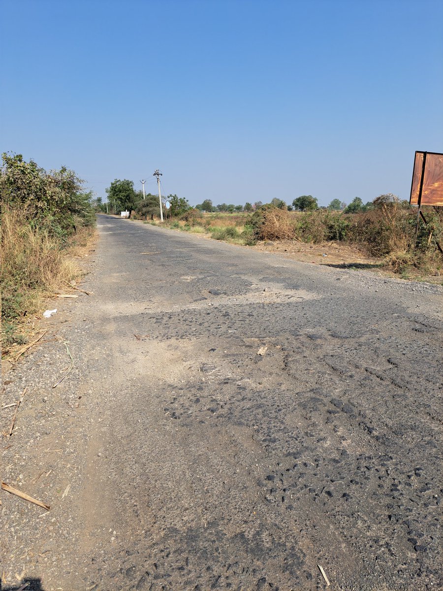 Xvatican's tweet photo. T4 Barshi #Tuljapur Road.
अशा खतरनाक रोड नी आम्हाला रोज प्रवास करावा लागतो, 20 पेक्षा जास्त वर्ष झाली आता तरी लक्ष द्या.@lokmat @SakalMediaNews @LoksattaLive @nitin_gadkari @OfficeOfNG https://t.co/rFPbNvjz02