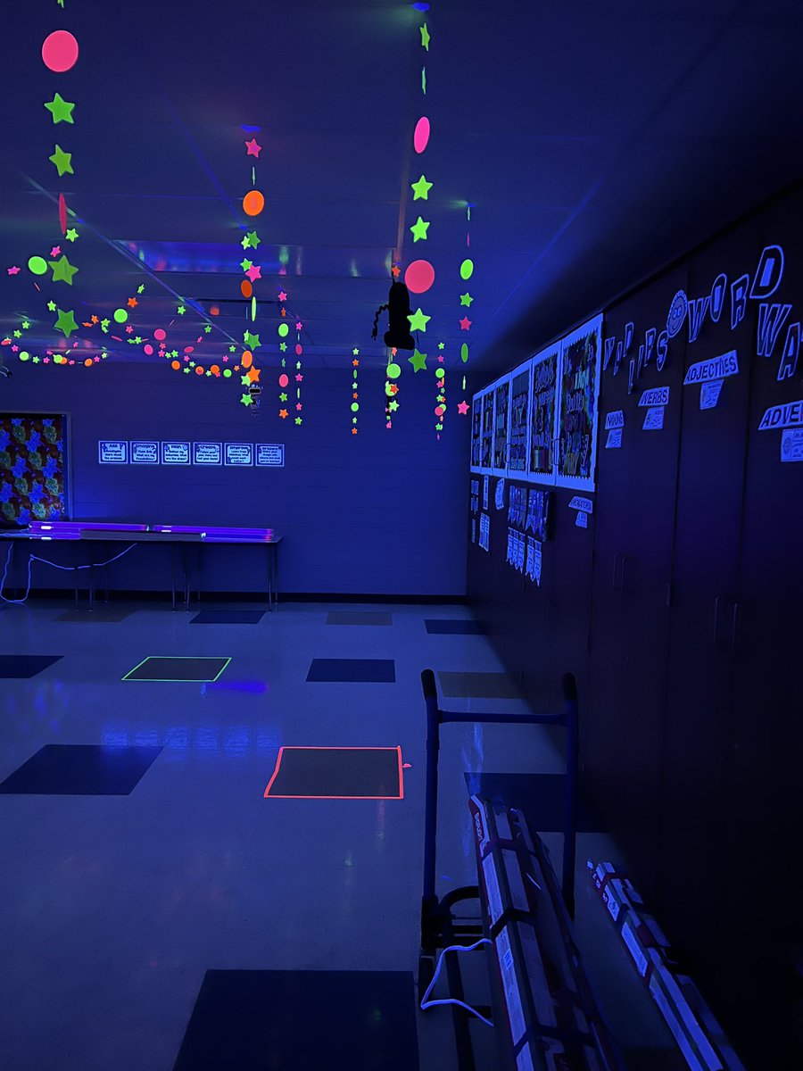 MrBoscan's tweet photo. Students at RESN are enjoying Day 1 of Glow Week! https://t.co/gIqdHxiwpi