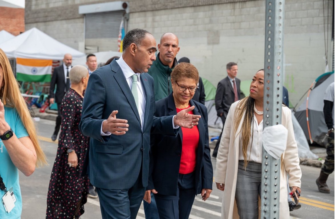 LA Mayor Karen Bass tours Weingart Tower 1 progress. <a href="/KarenBassLA/">Karen Bass</a> <a href="/senkevinmurray/">Senator Kevin Murray (Ret.)</a> 

senatorkevinmurray.com/home/mayor-kar…
