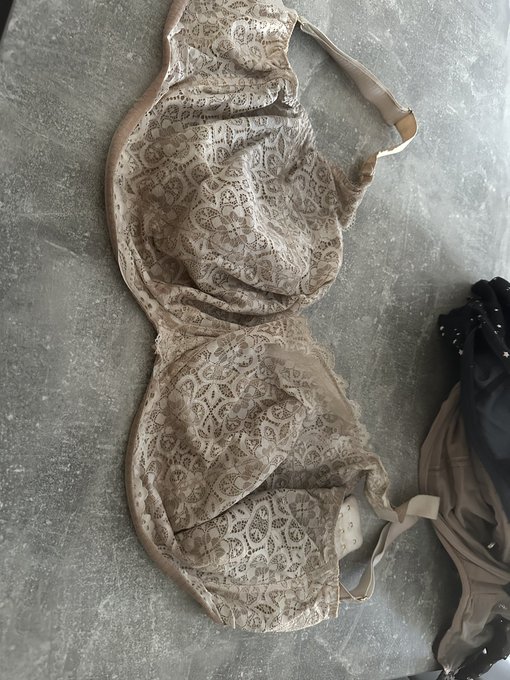 Huge bras for same DM me if interested https://t.co/8RbwI3O81X