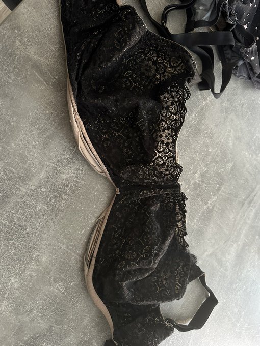 Huge bras for same DM me if interested https://t.co/8RbwI3O81X