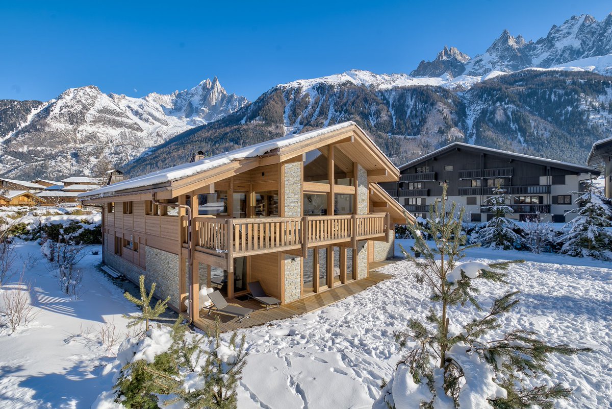 andy_symington's tweet photo. A LOVELY NEW-BUILD IN CHAMONIX  

Key facts :
- Bedrooms : 7
- Bathrooms : 6
- Habitable Area : 329 m^2
- Neighbourhood : Les Praz
- Price : 4 900 000 €
- Ref: Chalet Rose
- Website link: https://t.co/9KudY5OJJx

Send a PM if interested or if you have any questions👋 https://t.co/3Rv7TQqLex