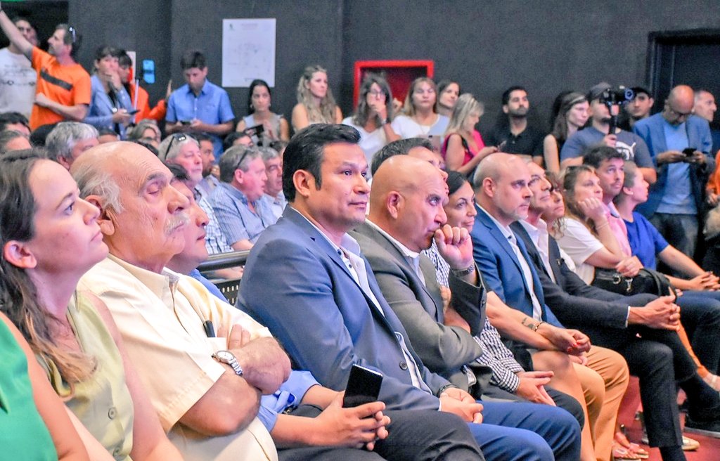 OLlancafilo's tweet photo. #Ahora
#MarcosKoopmann y #AnaPechen presentan Plan de Gobierno, una construcción abierta que incorpora propuestas y opiniones de neuquinas y neuquinos de cada punto de la provincia, para que #Neuquén siga en la senda de la previsibilidad y crecimiento.
#MovimientoPopularNeuquino https://t.co/N38DTwMtUq