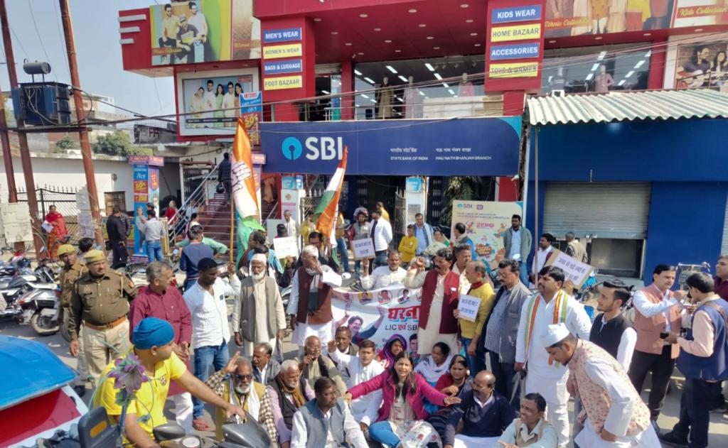 kcvenugopalmp's tweet photo. Today, INC held nationwide protests outside all LIC &amp; SBI offices.

Hard-earned savings of the middle class are being given to Modi's best friend, who is accused of massive fraud. We demand a JPC &amp; an SC-monitored probe.

The govt can't remain silent. Our fight has only begun. https://t.co/BsridpHxpx