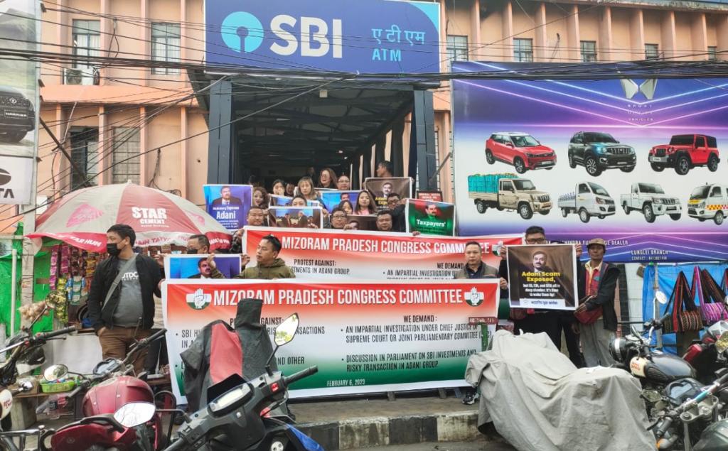 kcvenugopalmp's tweet photo. Today, INC held nationwide protests outside all LIC &amp; SBI offices.

Hard-earned savings of the middle class are being given to Modi's best friend, who is accused of massive fraud. We demand a JPC &amp; an SC-monitored probe.

The govt can't remain silent. Our fight has only begun. https://t.co/BsridpHxpx
