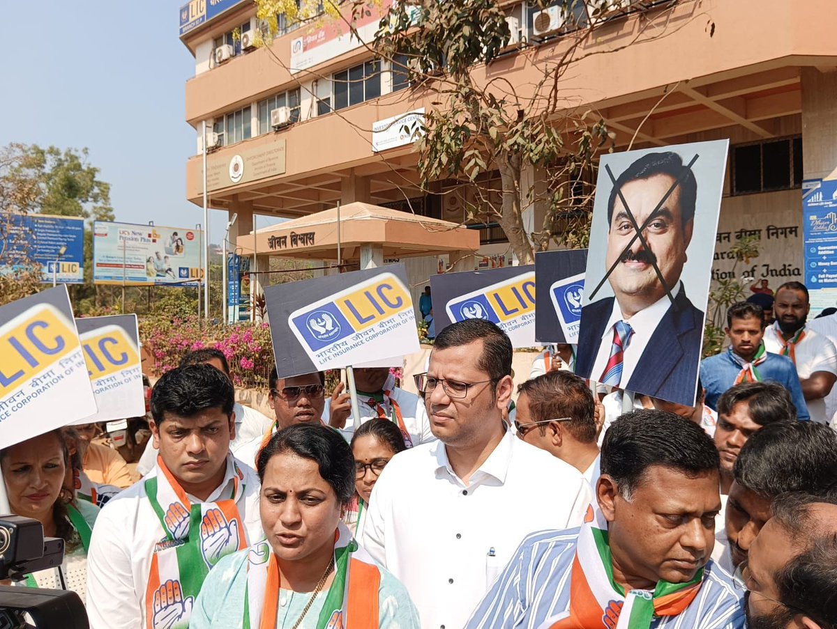 kcvenugopalmp's tweet photo. Today, INC held nationwide protests outside all LIC &amp; SBI offices.

Hard-earned savings of the middle class are being given to Modi's best friend, who is accused of massive fraud. We demand a JPC &amp; an SC-monitored probe.

The govt can't remain silent. Our fight has only begun. https://t.co/BsridpHxpx