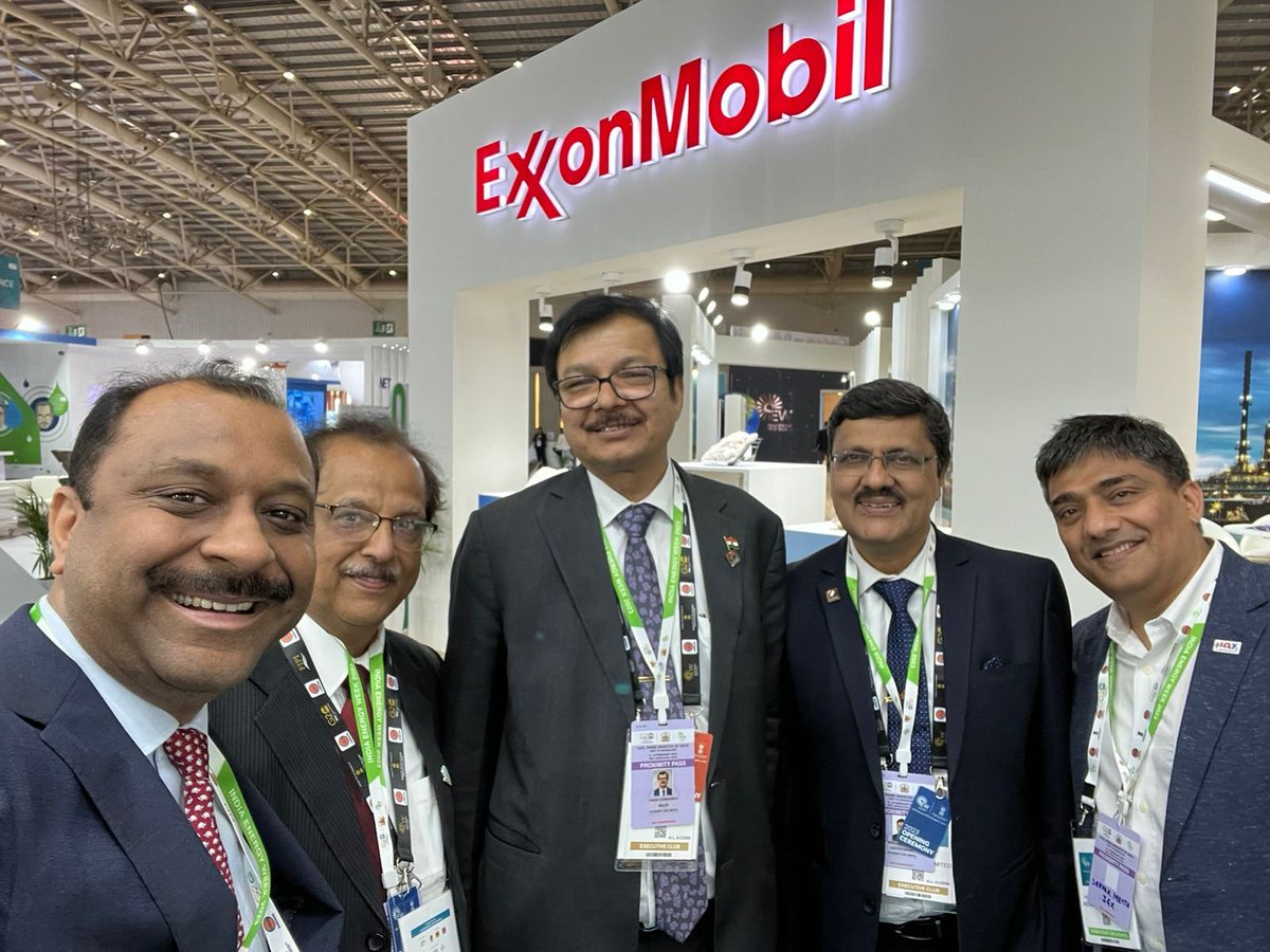 Seros_IN's tweet photo. Our CEO Mr @AshishAgarwal catching up with
Shri A K Singh, MD&CEO of @PetronetLNGLtd along with Mr. @rkmediratta & Mr. Deepak Mehta of @IGX_India_
Discussing the journey of India's transition towards a #GasBasedEconomy is always interesting.
#IndiaEnergyWeek #TeamSeros https://t.co/C3jRpOklKZ